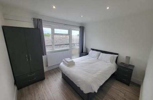 Sutton Central Apartment | Bright Modern 3 Bedroom Apartment