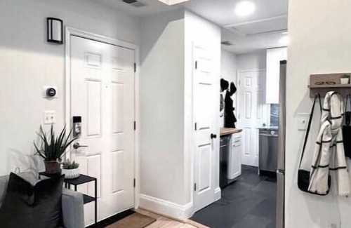 H Street Corridor House | Bright & Modern 3BD/3BA Rowhouse in Capitol Hill - Free Parking for 2 Vehicles