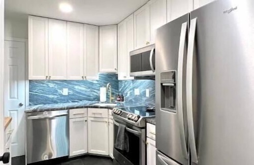 H Street Corridor House | Bright & Modern 3BD/3BA Rowhouse in Capitol Hill - Free Parking for 2 Vehicles