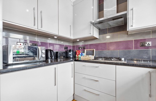 Kenton East Apartment | Bright Modern 4BR|2BA Gem in Wembley/Harrow - Perfect for Families - Sleeps 8