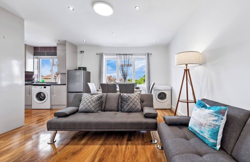 Kenton East Apartment | Bright Modern 4BR|2BA Gem in Wembley/Harrow - Perfect for Families - Sleeps 8