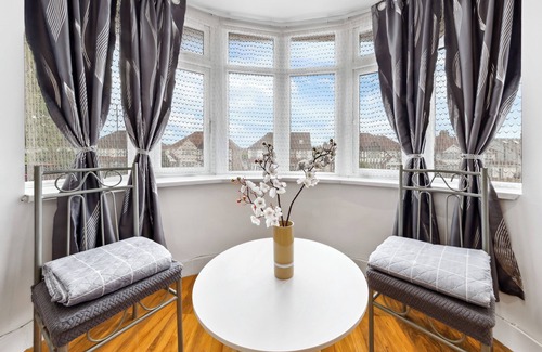 Kenton East Apartment | Bright Modern 4BR|2BA Gem in Wembley/Harrow - Perfect for Families - Sleeps 8