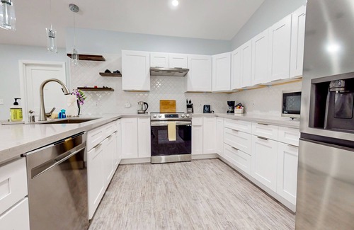 Orchidlands Estates House | Bright & modern dog-friendly oasis on two lush acres with generous patio & W/D