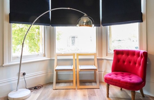 Cotham Apartment | Bright Modern Two Bed with Parking