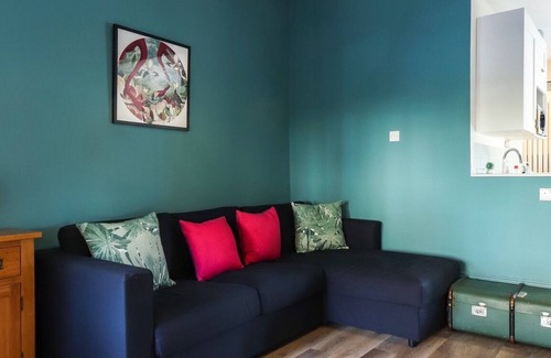 Cotham Apartment | Bright Modern Two Bed with Parking