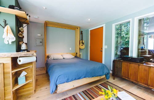 West Hills House | Bright, Modern Guest House @ Ferngully