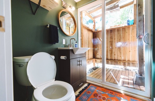 West Hills House | Bright, Modern Guest House @ Ferngully