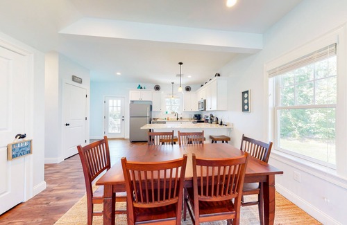 Arundel Cottage | Bright & modern home near the coast with pool, WiFi, game room & gym