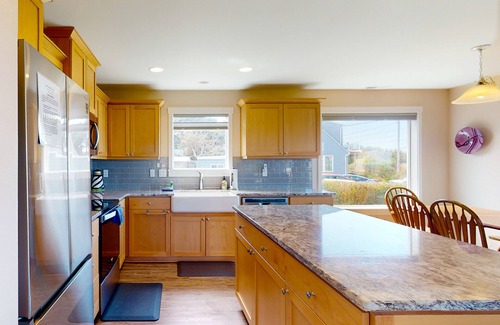 Waldport House | Bright, modern home with great ocean views & deck - walk to the beach