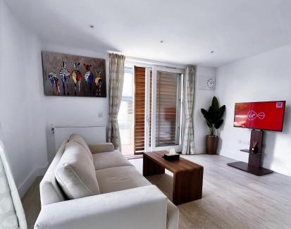 Highams Park Apartment | Bright Modern London 2-Bed Apartment with 2-Bath & Balcony View