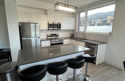 Barrie House | Bright Modern Retreat in Barrie South close to amenities, beaches and shopping
