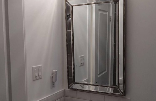 Barrie House | Bright Modern Retreat in Barrie South close to amenities, beaches and shopping