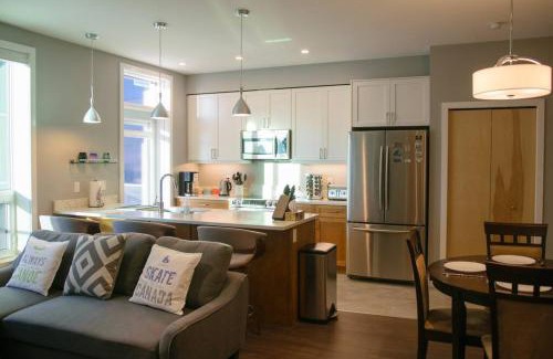 Whitehorse Apartment | Bright Modern Stylish Condo in heart of Downtown (Center)