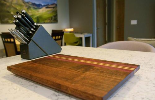 Whitehorse Apartment | Bright Modern Stylish Condo in heart of Downtown (Center)