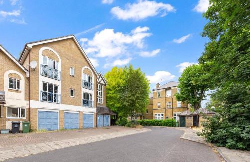 New Cross Apartment | Bright modern suite near tower bridge