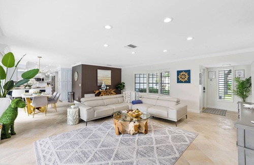Imperial Point Villa | Bright & Modern Villa with Private Pool in Fort Lauderdale
