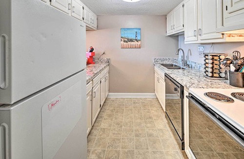 Myrtle Beach Condo | Bright Myrtle Beach Condo w/Private Balcony!