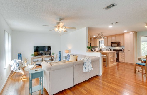Navarre Cottage | Bright Navarre Vacation Rental, 2 Mi to Beach!