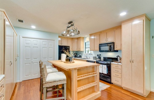 Navarre Cottage | Bright Navarre Vacation Rental, 2 Mi to Beach!