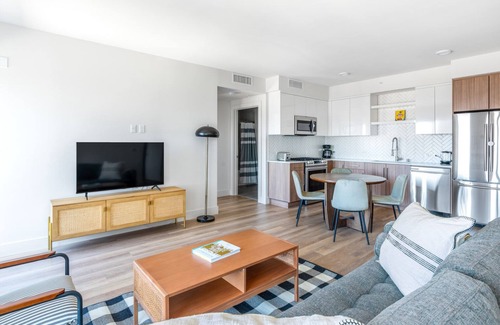 Downtown Oakland Apartment | Bright Oakland 2BR w/AC, W/D, Sky Deck, next to BART, by Blueground