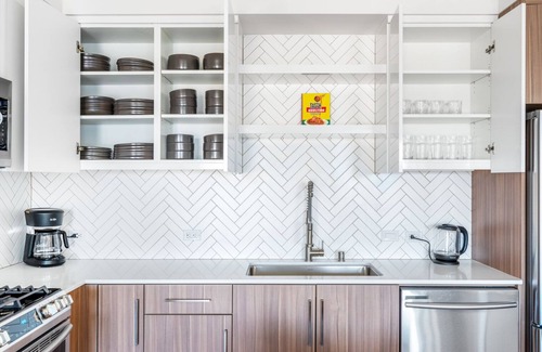 Downtown Oakland Apartment | Bright Oakland 2BR w/AC, W/D, Sky Deck, next to BART, by Blueground