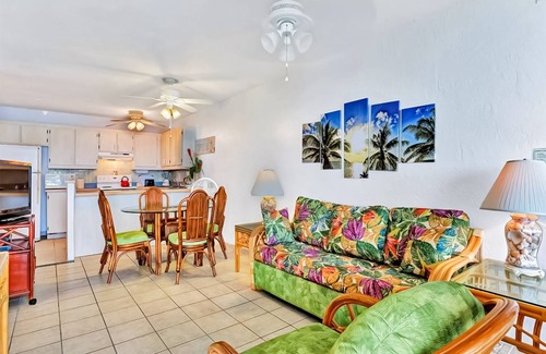 Kailua-Kona Condo | Bright oceanfront condo with hot tub, pool, lanai & views