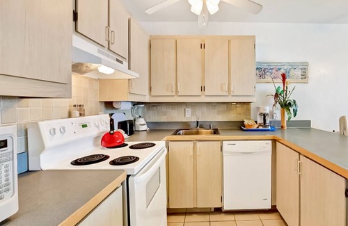 Kailua-Kona Condo | Bright oceanfront condo with hot tub, pool, lanai & views