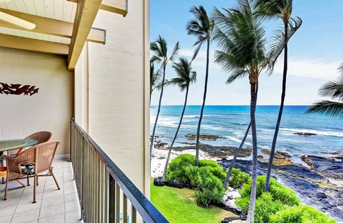 Kailua-Kona Condo | Bright oceanfront condo with hot tub, pool, lanai & views