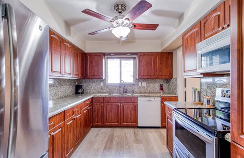 Bel Air House | Bright, one-level home, Florida room, Sony 85” 4k TV, W/D & AC - near the beach