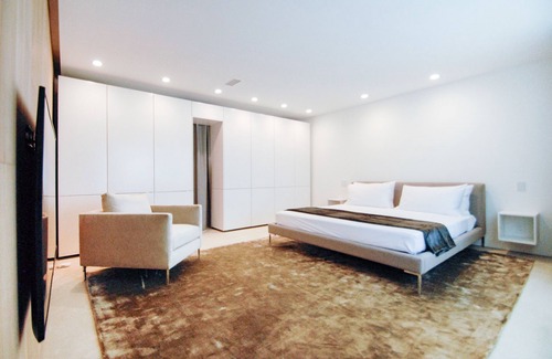 Sawtelle Japantown Apartment | bright open luxurious high-end minimalist design - virtual tour on slide 3