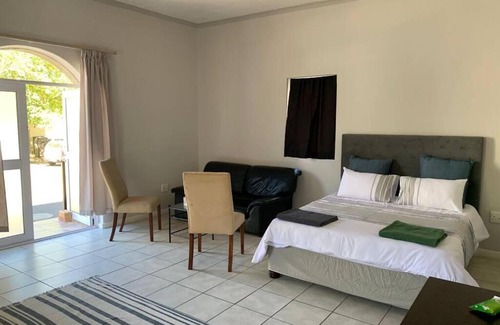Franschhoek Apartment | Bright open-plan apartment close to wine tram