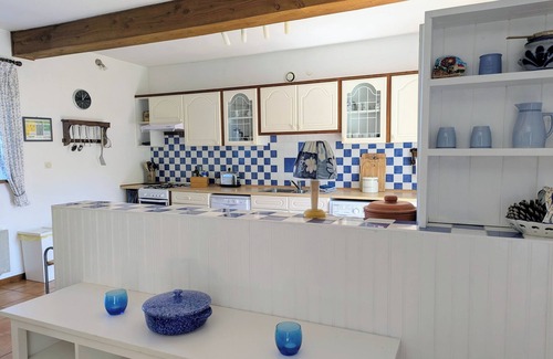 Vesly Cottage | Bright open plan barn conversion sleeps 8 - shared pool & tennis, dogs welcome
