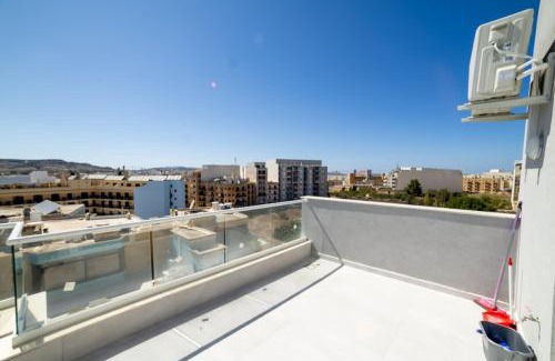 Qawra Apartment | Bright Penthouse Studio with Private Terrace