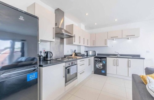 Langley Marish Apartment | Bright Penthouse with Two Bedrooms