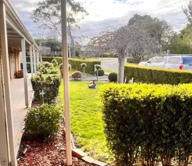 Knoxfield Villa | Bright & Quiet 1BR with Courtyard