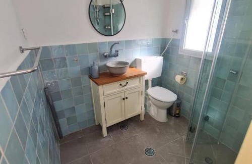 Nachlaot Apartment | Bright, quiet charming getaway ideally located