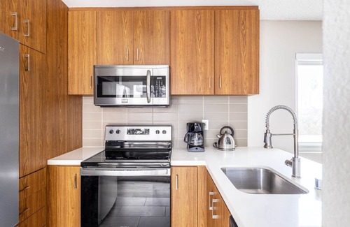 South Redondo Apartment | Bright Redondo Beach 1BR w/Pool, Gym, 1 block from beach, by Blueground