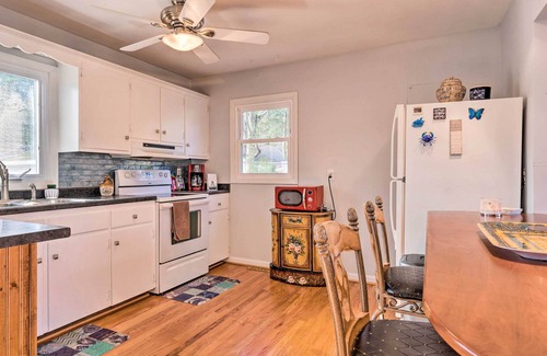Reedville Cottage | Bright Reedville Abode w/ Dock on Whays Creek!
