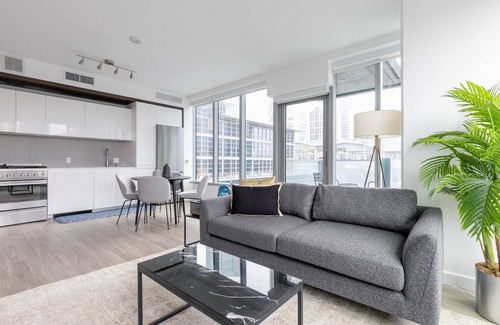 South Beach Apartment | Bright Rincon Hill 2BR w/Rooftop, Hot Tub, nr. SV, by Blueground