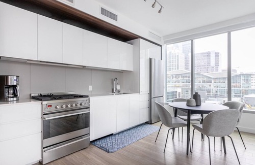 South Beach Apartment | Bright Rincon Hill 2BR w/Rooftop, Hot Tub, nr. SV, by Blueground