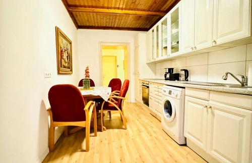 Grinzing Apartment | Bright Room w/Desk | Walk to FAC Platz