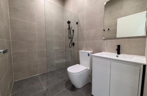 Riverwood House | Bright room with queen bed and balcony near train station
