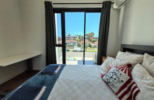 Riverwood House | Bright room with queen bed and balcony near train station
