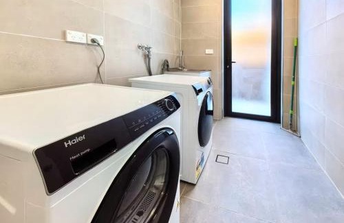 Riverwood House | Bright room with queen bed and balcony near train station