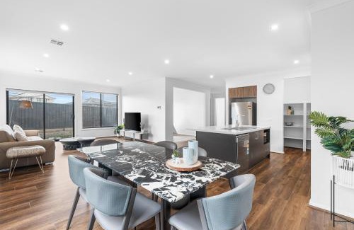 Clyde North Villa | Bright & Roomy 5BR Clyde North Home