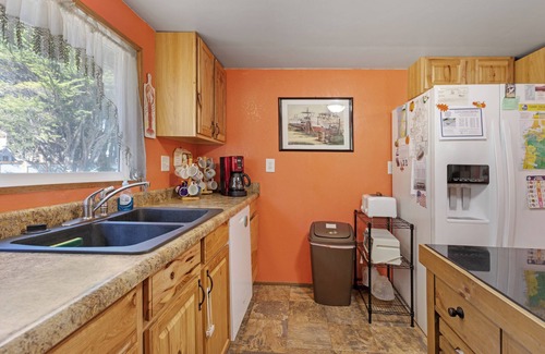 Bandon House | Bright & roomy beach home w/a furnished deck & ocean access