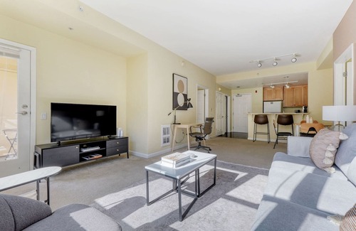 San Bruno Apartment | Bright San Bruno 2BR w/Pool, Spa & Gym, nr Groceries, by Blueground