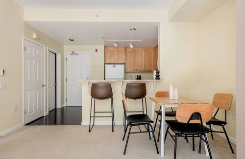 San Bruno Apartment | Bright San Bruno 2BR w/Pool, Spa & Gym, nr Groceries, by Blueground