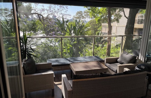 Bellevue Hill House | Bright semi-detached townhouse, surrounded by greenery with water glimpses