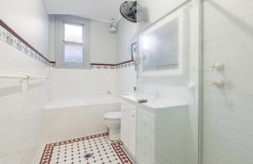 Burwood House | Bright Single Room - Seconds to Bus Station & Park - Close to Chinatown - Shared Bathroom